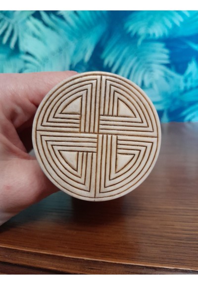 Custom knife handles – hand-carved