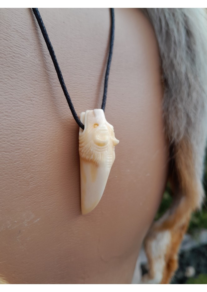 Small Viking bear amulet. Berseker warrior totemic necklace - Moose antlers hand-carved 
