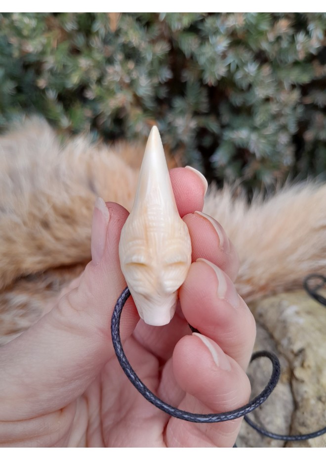 Small Viking bear amulet. Berseker warrior totemic necklace - Moose antlers hand-carved 